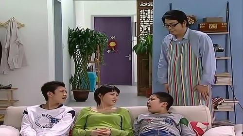 姐弟吃瓜拍照图片,姐弟俩的甜蜜吃瓜瞬间