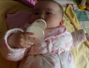 我抱奶瓶吃瓜全